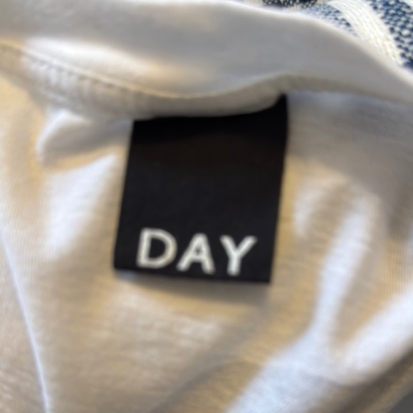 Guns N' Roses White T-Shirt with Red Rose - Picture 2 of 3